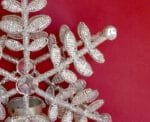Schneeflocke Weihnachtsstern Teelicht Metall mit Perlen silber. 24 cm Durchmesser. Metallgestell mit Perlen verziert. Weihnachtsdeko zum Aufhängen.