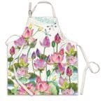 Eine Küchenschürze Water Lilies von Michel Design Works aus 100% Baumwolle.