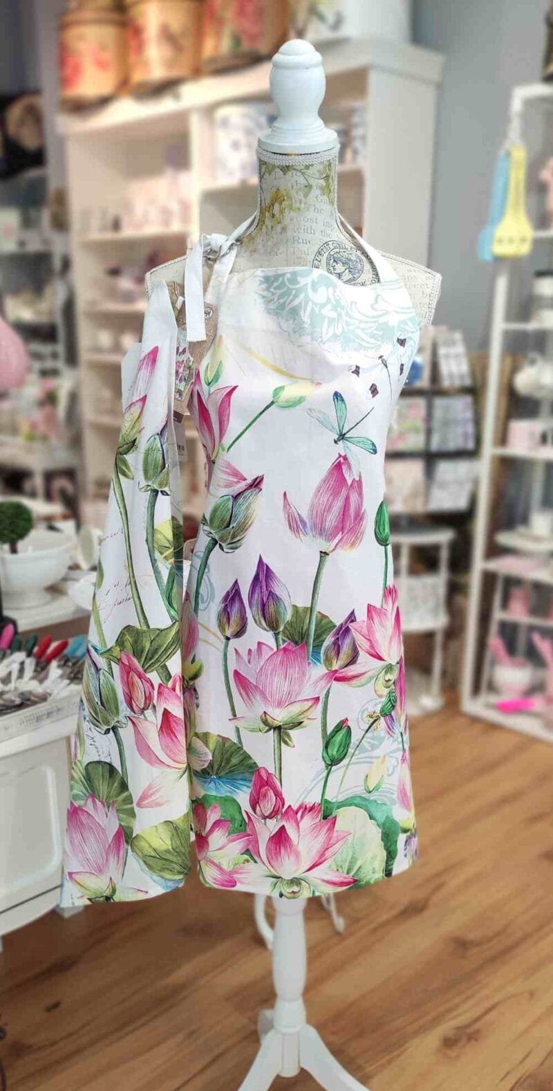 Eine Küchenschürze Water Lilies von Michel Design Works aus 100% Baumwolle.