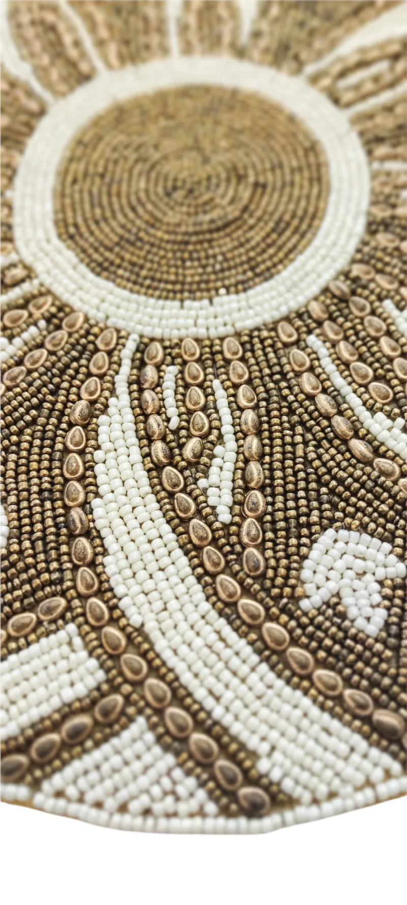 EIne Perlen Tischdecke Gold-Creme von Meander B.V. 36 cm Durchmesser.