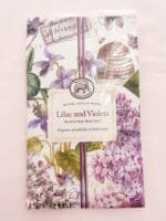 Ein Duftbeutel Lilac and Violets von Michel Design Works mit Veilchen_ Hyazinthen und Nelken Geruch.