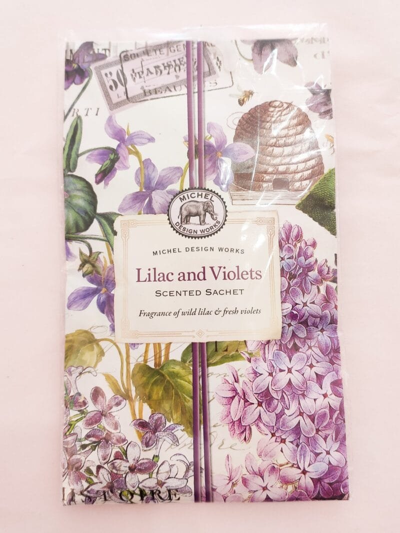 Ein Duftbeutel Lilac and Violets von Michel Design Works mit Veilchen_ Hyazinthen und Nelken Geruch.