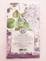 Ein Duftbeutel Lilac and Violets von Michel Design Works mit Veilchen_ Hyazinthen und Nelken Geruch.