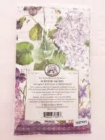 Ein Duftbeutel Lilac and Violets von Michel Design Works mit Veilchen_ Hyazinthen und Nelken Geruch.