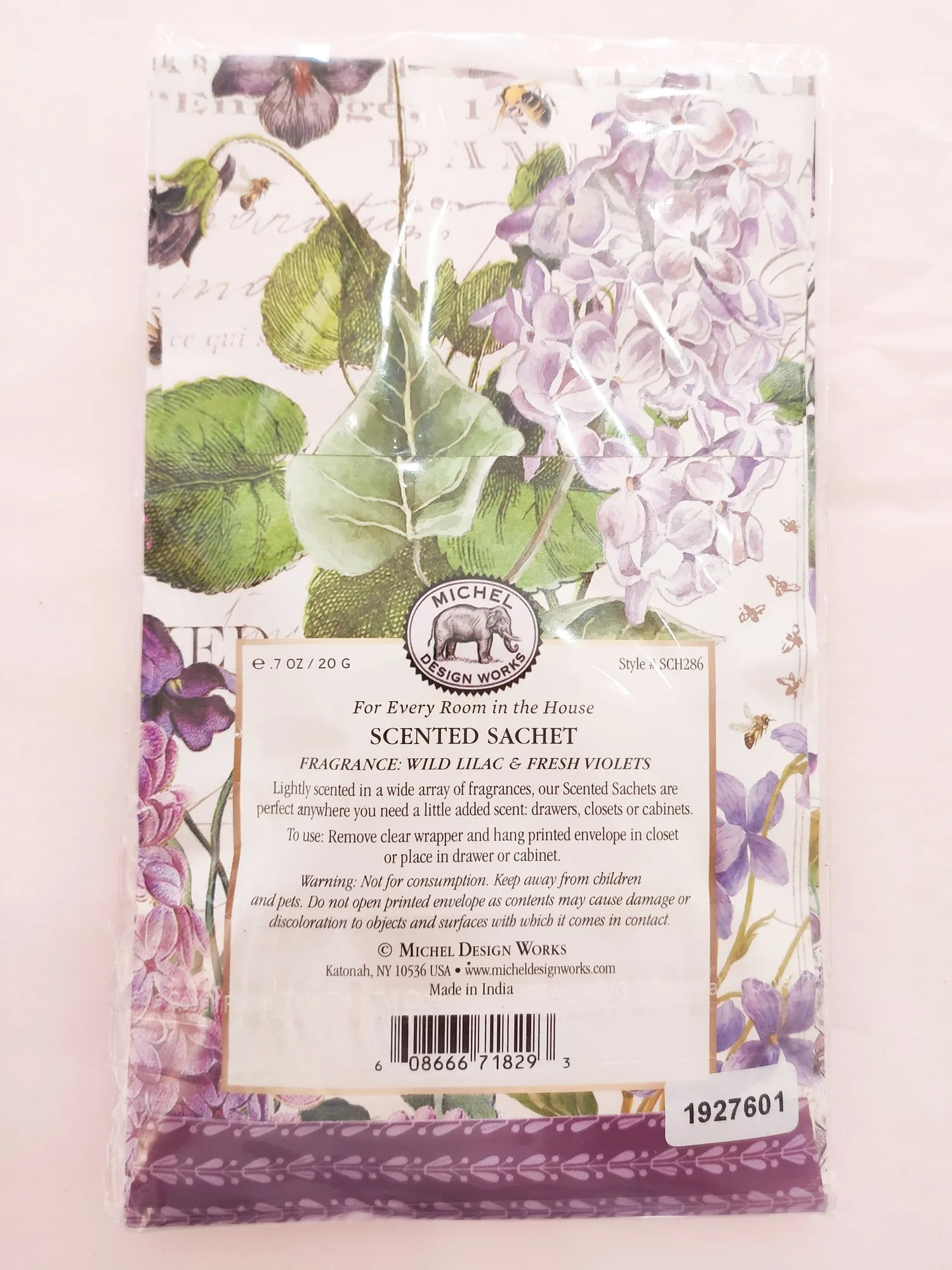 Ein Duftbeutel Lilac and Violets von Michel Design Works mit Veilchen_ Hyazinthen und Nelken Geruch.