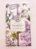 Ein Duftbeutel Lilac and Violets von Michel Design Works mit Veilchen_ Hyazinthen und Nelken Geruch.