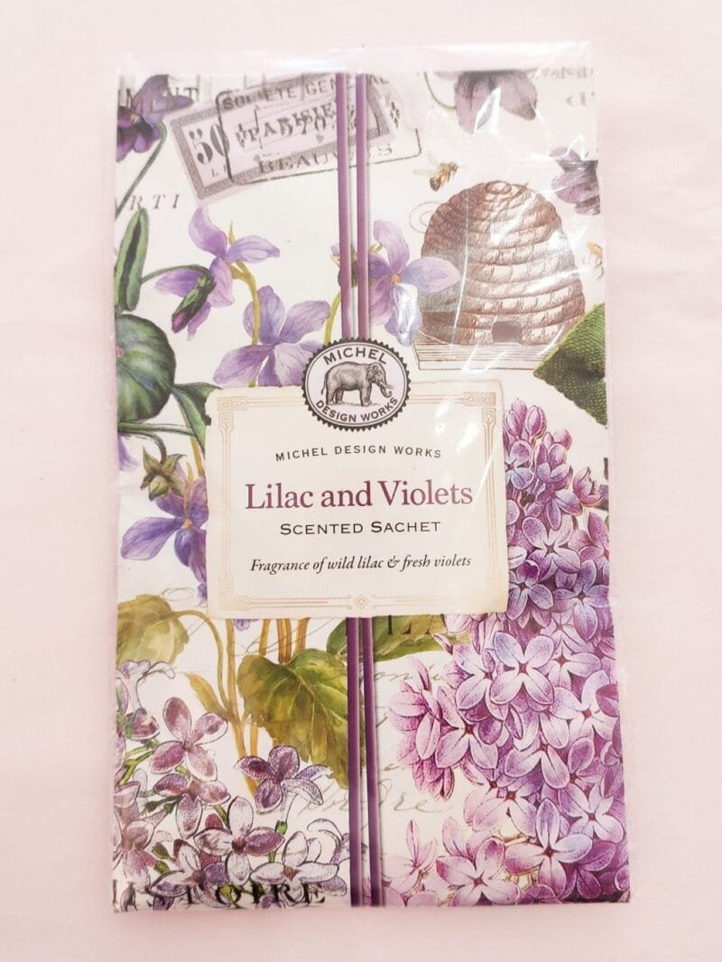 Ein Duftbeutel Lilac and Violets von Michel Design Works mit Veilchen_ Hyazinthen und Nelken Geruch.