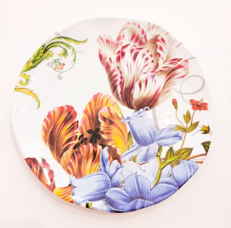 Ein Dessertteller Summer Days Blumen 20_5cm Durchmesser aus Melamin von Michel Design Works.