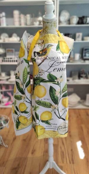 Eine Küchenschürze Lemon Basil 70x80cm von Michel Design Works.
