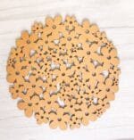 Ein Untersetzer Blumen von NordDeco aus Holz 25cm.