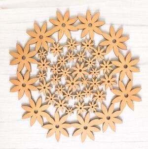 Ein Untersetzer Flower von NordDeco aus Holz 25cm.