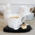 Eine Kaffeetasse Herzen Weiß von Bastion Collections aus Keramik 10x8x7cm.