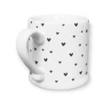 Eine Espressotasse Herzen Weiß aus Porzellan von Bastion Collections.