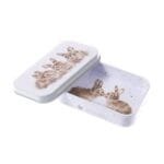 Eine mini Dose Hase Daisy Chain von Wrendale.