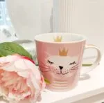 Eine Kaffeetasse Happy Birthday Princess aus Bone China Porzellan von PPD 350ml.