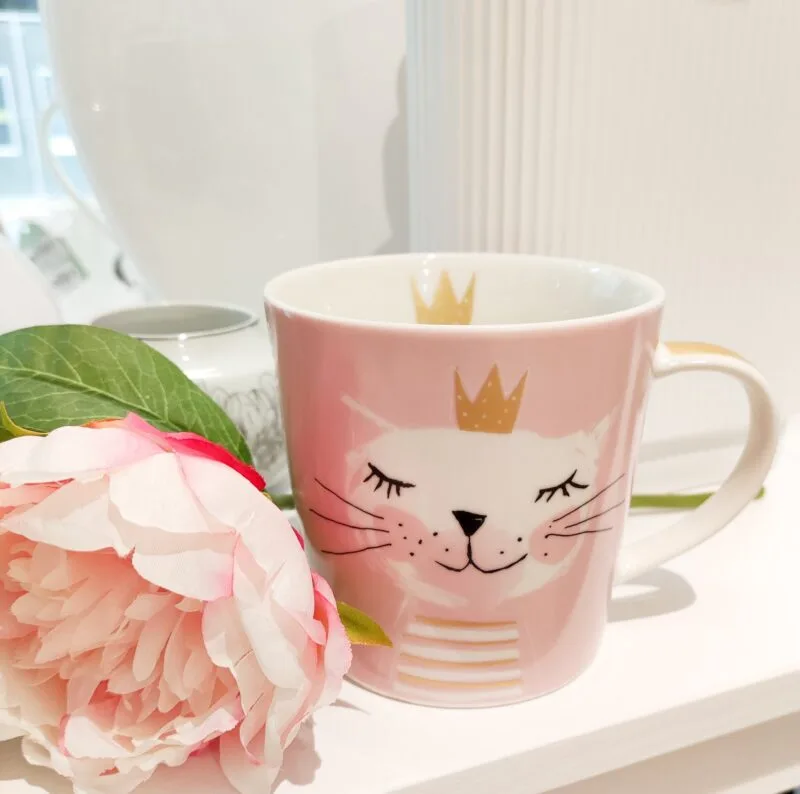 Eine Kaffeetasse Happy Birthday Princess aus Bone China Porzellan von PPD 350ml.