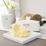 Eine Butterdose Schwarze Herzen von Bastion Collections.