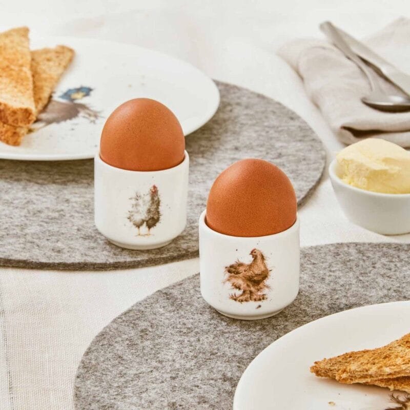 Ein 2er Set Eierbecher Huhn von Wrendale aus Porzellan 4_8x4_8cm.
