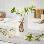 Eine Blumenvase Hase von Wrendale aus Porzellan 1 Liter.