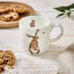 Eine Kaffeetasse Hase Hare and Bee von Wrendale aus Porzellan 300ml.