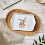 Ein Serviertablett Hase klein von Wrendale aus Kunststoff 21x14_2x1_5cm.