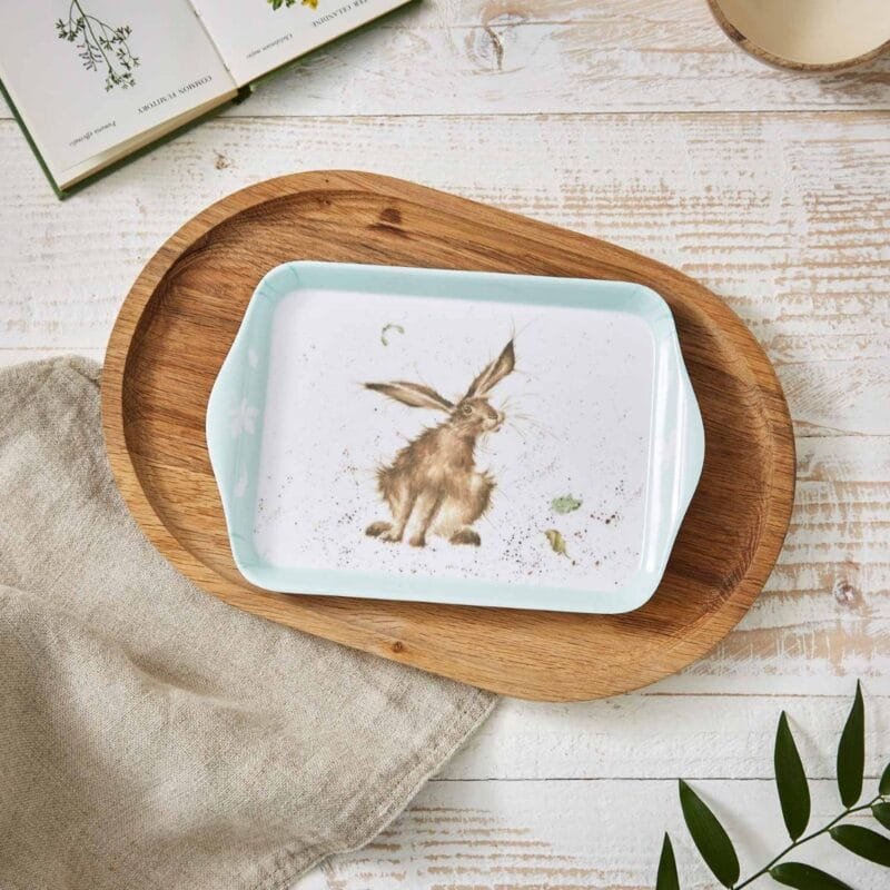 Ein Serviertablett Hase klein von Wrendale aus Kunststoff 21x14_2x1_5cm.