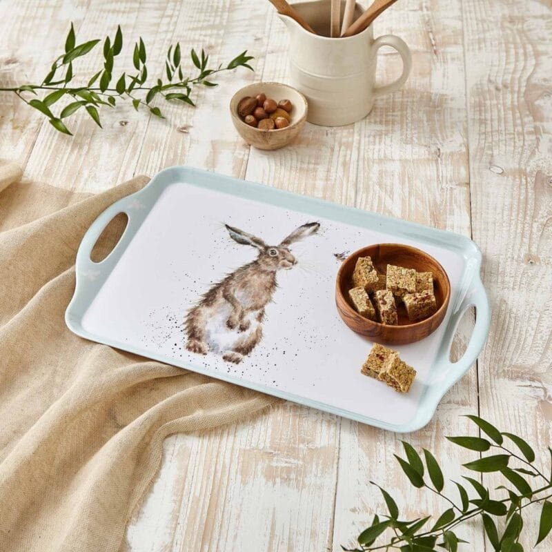 Ein Serviertablett Hase mit Biene groß von Wrendale aus Kunststoff 48_5x30x2_5cm.