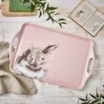 Ein Serviertablett Hase Pink groß von Wrendale aus Kunststoff 48_5x30x2_5cm.