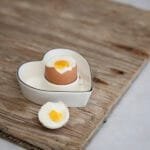 Ein Eierbecher Herz von Bastion Collections aus Keramik 10_8x3_3cm.