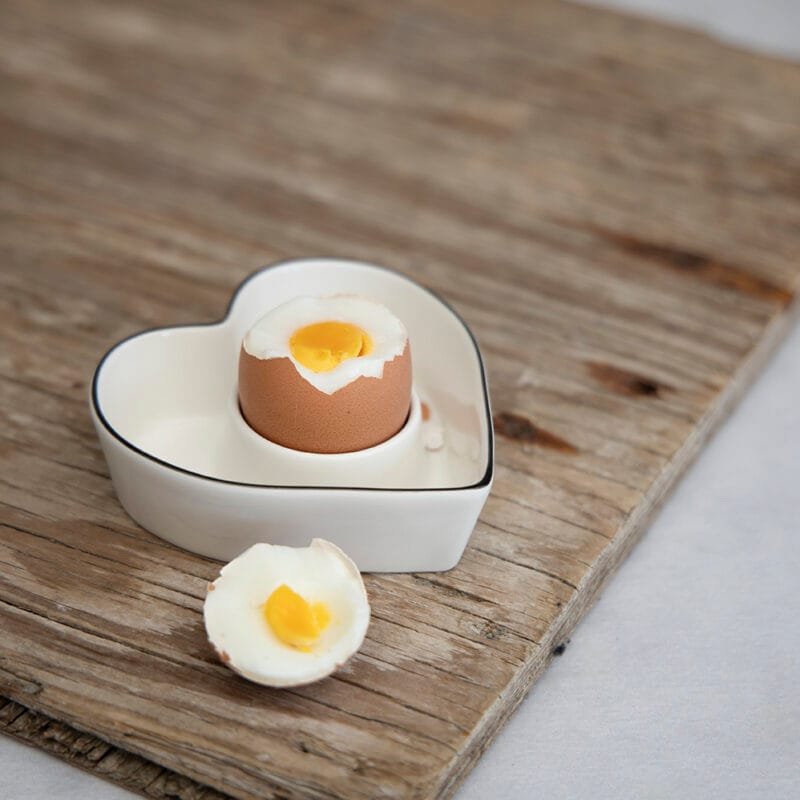 Ein Eierbecher Herz von Bastion Collections aus Keramik 10_8x3_3cm.