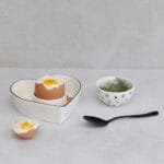 Ein Eierbecher Herz von Bastion Collections aus Keramik 10_8x3_3cm.
