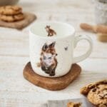 Wrendale Kaffeetasse 300ml Born to be wild Tasse mit Fuchsdesign auf Holzkorken, daneben Kekse.