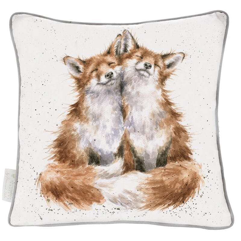 Ein Dekokissen mit Federfüllung Contentment von Wrendale 60x60cm.