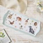 Ein Serviertablett Hase Pink von Wrendale aus Kunststoff 38_5x17_8x1_8cm.