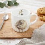 Eine Kaffeetasse Wolly Jumper von Wrendale aus Porzellan 300ml.