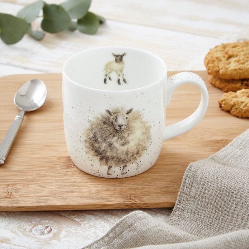 Eine Kaffeetasse Wolly Jumper von Wrendale aus Porzellan 300ml.