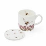 Eine Kaffeetasse Bumble Bee inklusive Untertasse von Wrendale aus Porzellan 300ml.