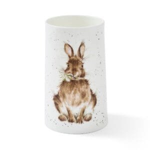 Eine Blumenvase Hase Medium von Wrendale aus Porzellan.