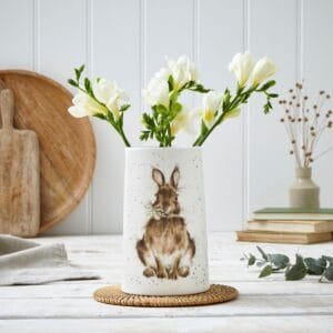 Eine Blumenvase Hase Medium von Wrendale aus Porzellan.