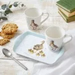 Ein 2er Set Tassen mit Tablett Lovely Mum von Wrendale.