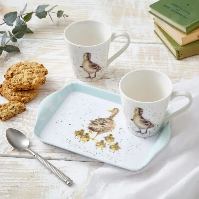 Ein 2er Set Tassen mit Tablett Lovely Mum von Wrendale.