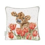 Ein Kissen Bessie Cow von Wrendale mit Federfüllung 40x40cm.