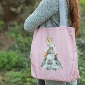 Eine Tragetasche bzw Tote Bag Piggy in the Middle von Wrendale 33x40cm.