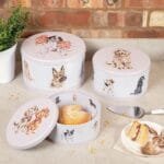 Ein 3er Set Kuchendosen Nest Dogs von Wrendale.