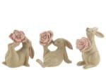 Drei Hasenfiguren mit rosa Blumen.