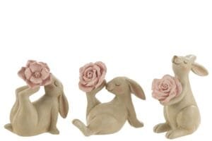 Drei Hasenfiguren mit rosa Blumen.