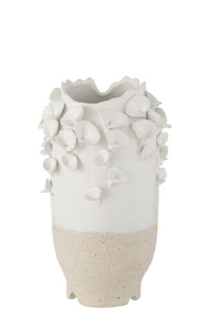 Weiße Keramikvase mit Blumenverzierung, handgefertigt.