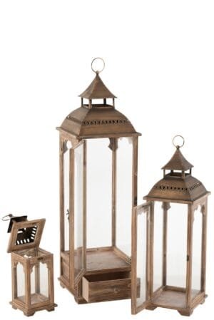 Drei dekorative Laternen aus Holz und Glas in verschiedenen Größen.
