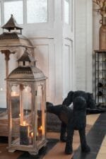 Dekorative Laternen und schwarze Hundestatue im Flur.