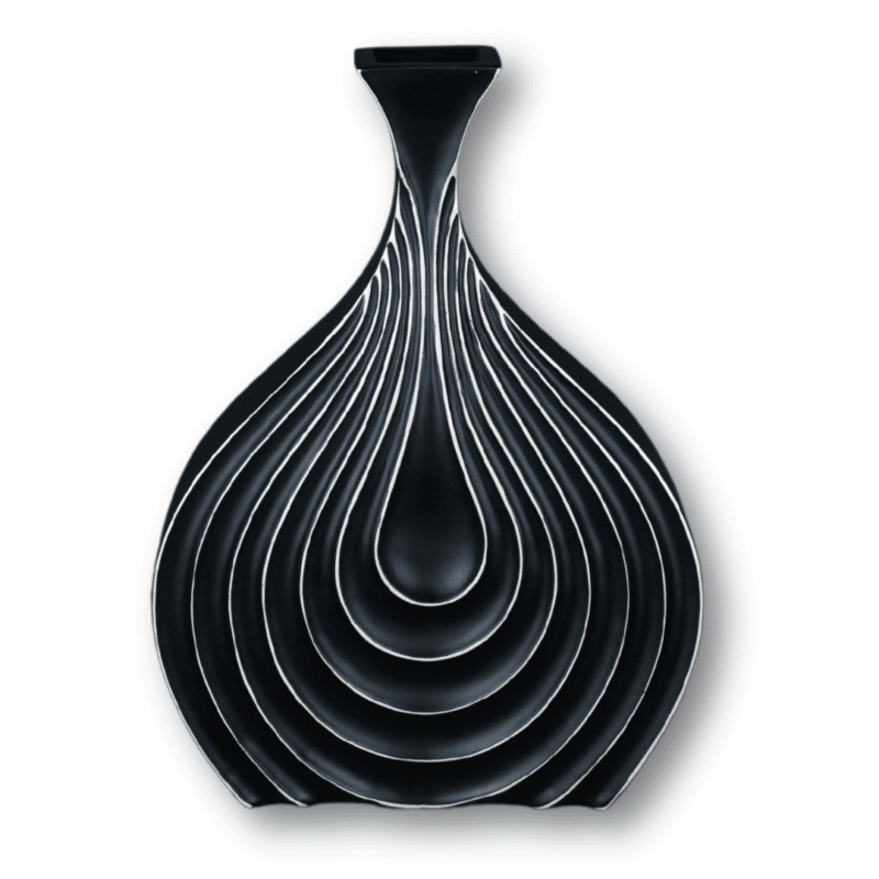 Schwarze dekorative Vase mit wellenförmigem Design.